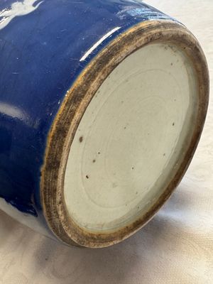 A pair of Chinese blue and white covered vases and two covered jars, Kangxi mark, 19th C — 照片 27
