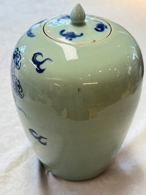 A pair of Chinese blue and white covered vases and two covered jars, Kangxi mark, 19th C — 照片 3