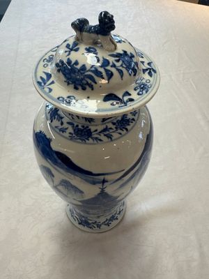 A pair of Chinese blue and white covered vases and two covered jars, Kangxi mark, 19th C — 照片 29