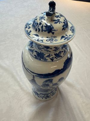 A pair of Chinese blue and white covered vases and two covered jars, Kangxi mark, 19th C — 照片 30