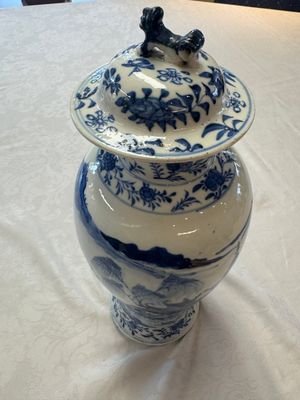 A pair of Chinese blue and white covered vases and two covered jars, Kangxi mark, 19th C — 照片 31