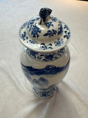 A pair of Chinese blue and white covered vases and two covered jars, Kangxi mark, 19th C — 照片 32
