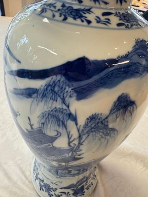 A pair of Chinese blue and white covered vases and two covered jars, Kangxi mark, 19th C — 照片 33
