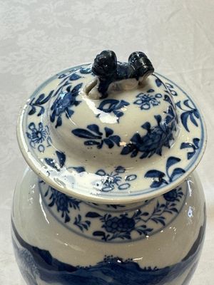A pair of Chinese blue and white covered vases and two covered jars, Kangxi mark, 19th C — 照片 34