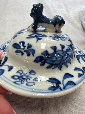 A pair of Chinese blue and white covered vases and two covered jars, Kangxi mark, 19th C — 照片 37