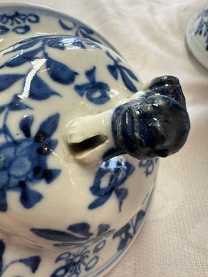 A pair of Chinese blue and white covered vases and two covered jars, Kangxi mark, 19th C — 照片 38