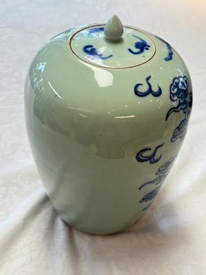 A pair of Chinese blue and white covered vases and two covered jars, Kangxi mark, 19th C — 照片 4