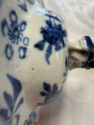 A pair of Chinese blue and white covered vases and two covered jars, Kangxi mark, 19th C — 照片 40
