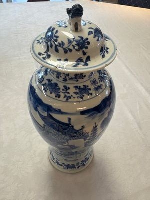 A pair of Chinese blue and white covered vases and two covered jars, Kangxi mark, 19th C — 照片 47