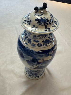 A pair of Chinese blue and white covered vases and two covered jars, Kangxi mark, 19th C — 照片 48