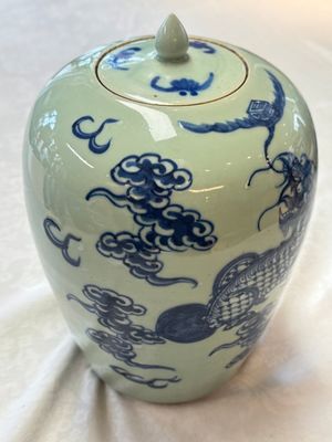 A pair of Chinese blue and white covered vases and two covered jars, Kangxi mark, 19th C — 照片 5