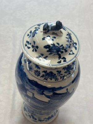 A pair of Chinese blue and white covered vases and two covered jars, Kangxi mark, 19th C — 照片 53