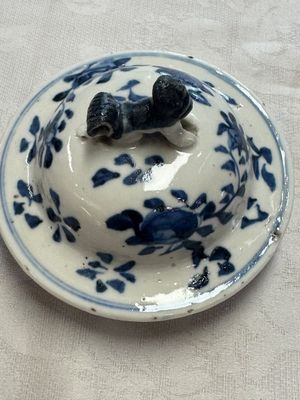 A pair of Chinese blue and white covered vases and two covered jars, Kangxi mark, 19th C — 照片 56