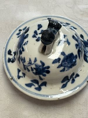 A pair of Chinese blue and white covered vases and two covered jars, Kangxi mark, 19th C — 照片 57