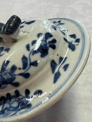 A pair of Chinese blue and white covered vases and two covered jars, Kangxi mark, 19th C — 照片 59