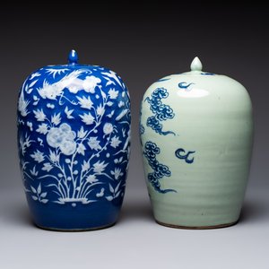 A pair of Chinese blue and white covered vases and two covered jars, Kangxi mark, 19th C — 照片 11