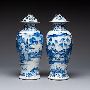 A pair of Chinese blue and white covered vases and two covered jars, Kangxi mark, 19th C — 照片 4