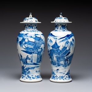 A pair of Chinese blue and white covered vases and two covered jars, Kangxi mark, 19th C — 照片 5
