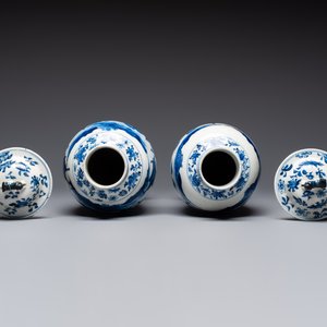 A pair of Chinese blue and white covered vases and two covered jars, Kangxi mark, 19th C — 照片 6