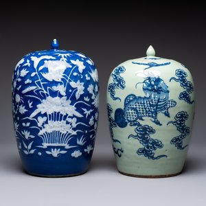 A pair of Chinese blue and white covered vases and two covered jars, Kangxi mark, 19th C — 照片 8