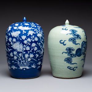 A pair of Chinese blue and white covered vases and two covered jars, Kangxi mark, 19th C — 照片 9