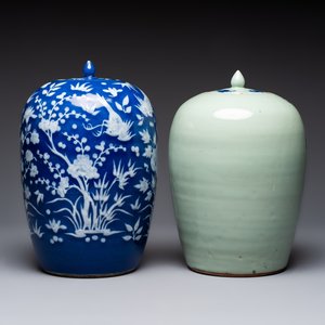 A pair of Chinese blue and white covered vases and two covered jars, Kangxi mark, 19th C — 照片 10