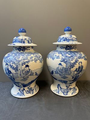 A pair of Chinese blue and white covered vases with figural design, 19th C. — 照片 1