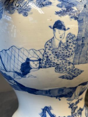 A pair of Chinese blue and white covered vases with figural design, 19th C. — 照片 11