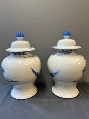 A pair of Chinese blue and white covered vases with figural design, 19th C. — 照片 3