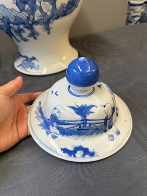 A pair of Chinese blue and white covered vases with figural design, 19th C. — 照片 7