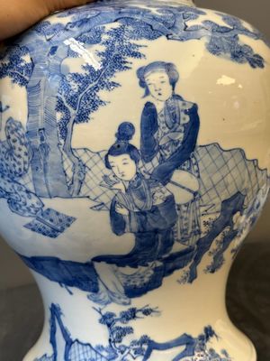 A pair of Chinese blue and white covered vases with figural design, 19th C. — 照片 10