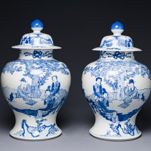 A pair of Chinese blue and white covered vases with figural design, 19th C. — 照片 1