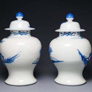 A pair of Chinese blue and white covered vases with figural design, 19th C. — 照片 3