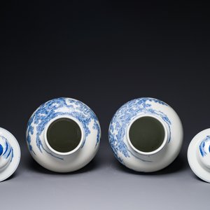 A pair of Chinese blue and white covered vases with figural design, 19th C. — 照片 4