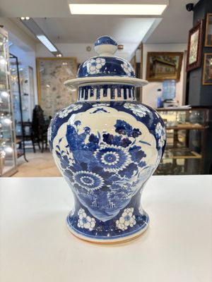 A pair of Chinese blue and white covered vases with floral design, 19th C. — photo 1