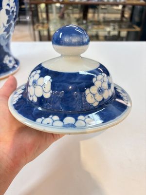 A pair of Chinese blue and white covered vases with floral design, 19th C. — photo 12