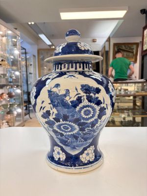 A pair of Chinese blue and white covered vases with floral design, 19th C. — photo 14