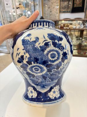 A pair of Chinese blue and white covered vases with floral design, 19th C. — photo 15