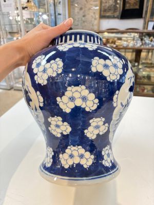 A pair of Chinese blue and white covered vases with floral design, 19th C. — photo 16