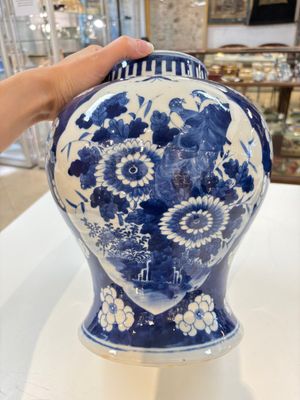 A pair of Chinese blue and white covered vases with floral design, 19th C. — photo 17