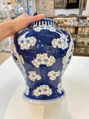 A pair of Chinese blue and white covered vases with floral design, 19th C. — photo 18