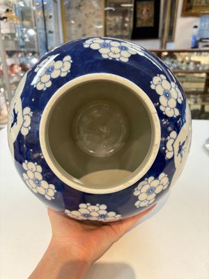 A pair of Chinese blue and white covered vases with floral design, 19th C. — photo 19