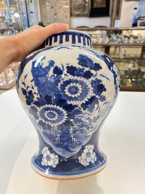 A pair of Chinese blue and white covered vases with floral design, 19th C. — photo 2