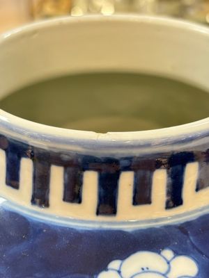 A pair of Chinese blue and white covered vases with floral design, 19th C. — photo 21