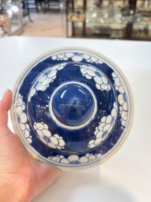 A pair of Chinese blue and white covered vases with floral design, 19th C. — photo 23