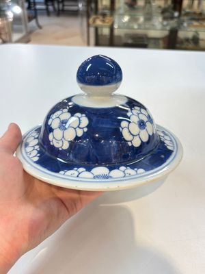 A pair of Chinese blue and white covered vases with floral design, 19th C. — photo 24