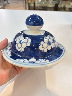 A pair of Chinese blue and white covered vases with floral design, 19th C. — photo 26