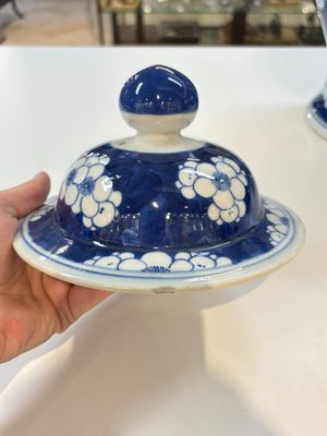 A pair of Chinese blue and white covered vases with floral design, 19th C. — photo 27