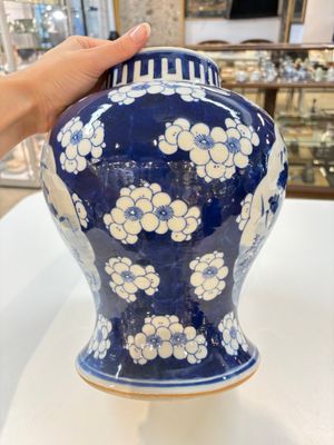 A pair of Chinese blue and white covered vases with floral design, 19th C. — photo 3