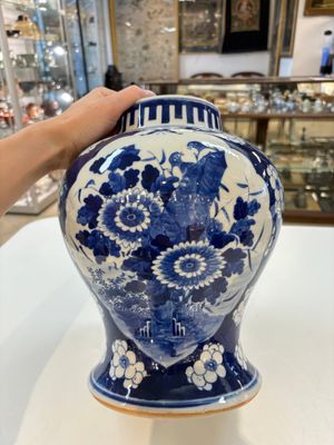 A pair of Chinese blue and white covered vases with floral design, 19th C. — photo 4